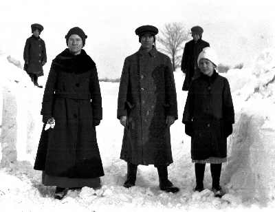 Snow with group 1918